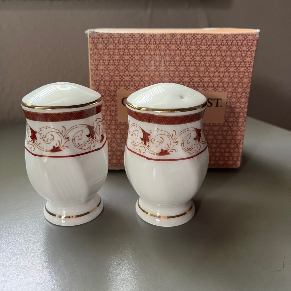 Ornate Gold Coast Auburn And Ivory 22kt Accents Salt & Pepper Shakers NIB